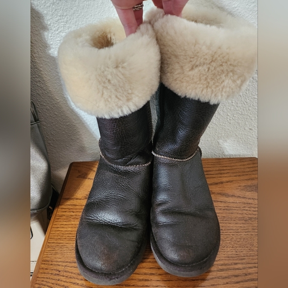 UGG Classic Tall Boots in Chocolate Brown. Light fur inside - Picture 2 of 12